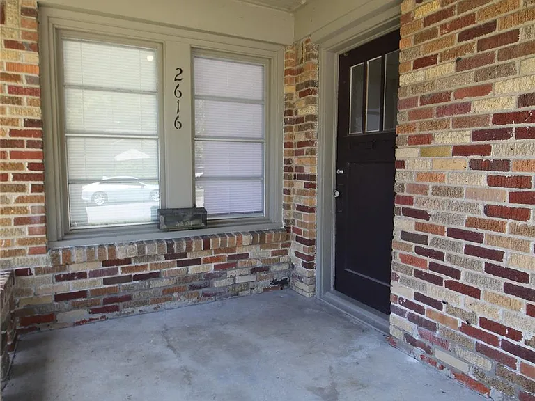 2616 Oakcliff St — Photo 3