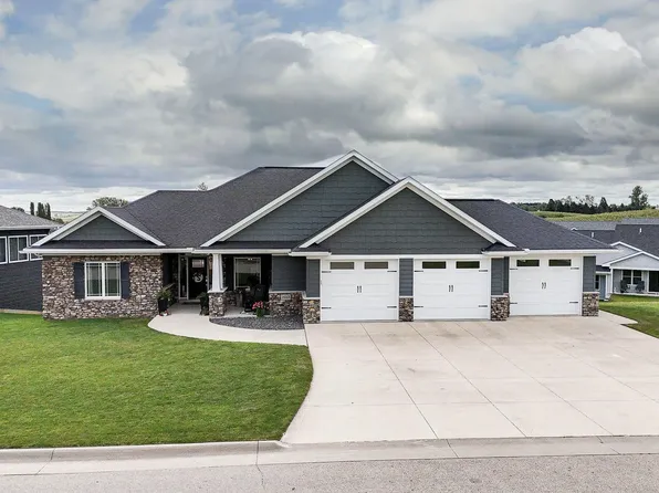 1013 Clare Ct NW, Cascade, IA 52033
