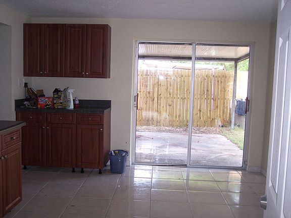 EATING KITCHEN AREA