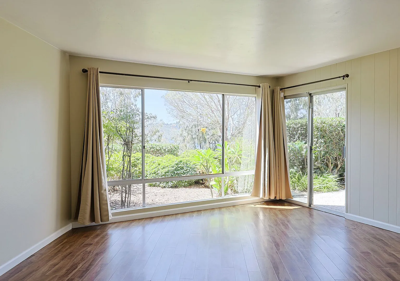 Beautiful 2-Bedroom, 2-Bathroom Corner Condo with Lake Views — Photo 4