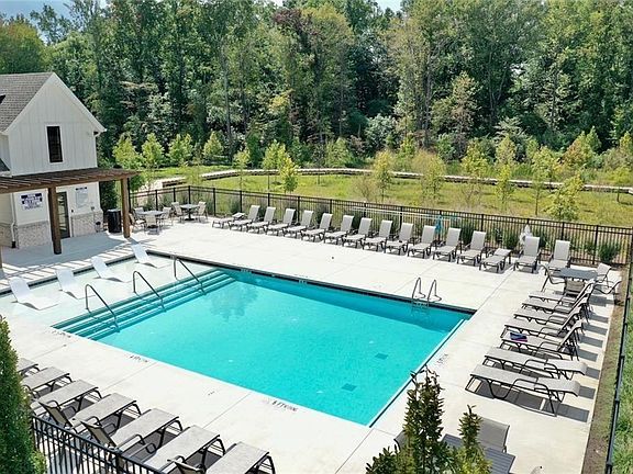 4th image of 302 Pinecone Pl