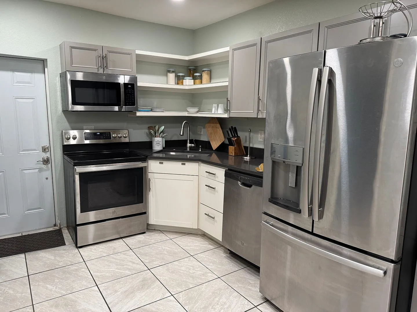 2 bedroom 1 bath close to downtown Melbourne, FIT and the beaches. — Photo 3