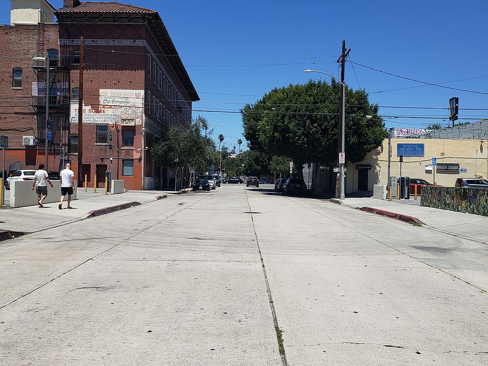 Walk to Sage Cafe and Lassen's Market on Sunset Blvd