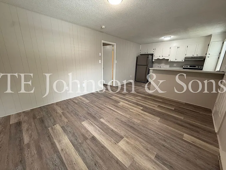 2550 Green Oaks Ct #B — Photo 8