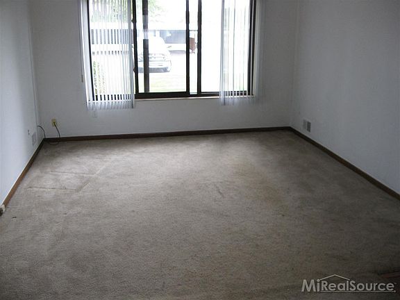 5th image of 32648 Harper Ave