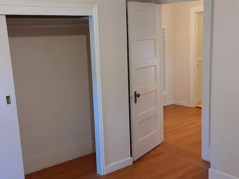 Hawthorne Gardens Apartments — Photo 16