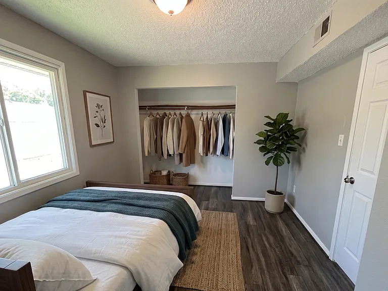 130 Sherwood Ct — Photo 3