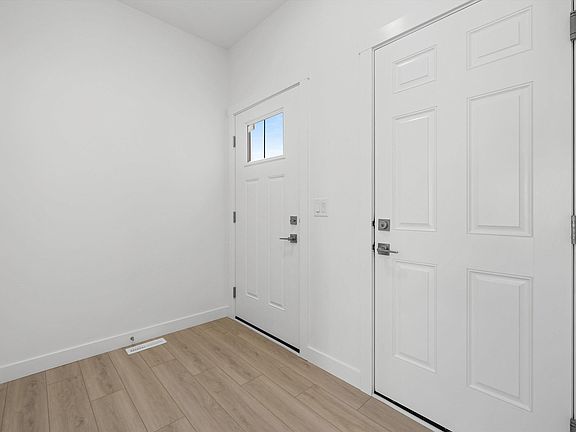 3rd image of 1044 Cristall Cres