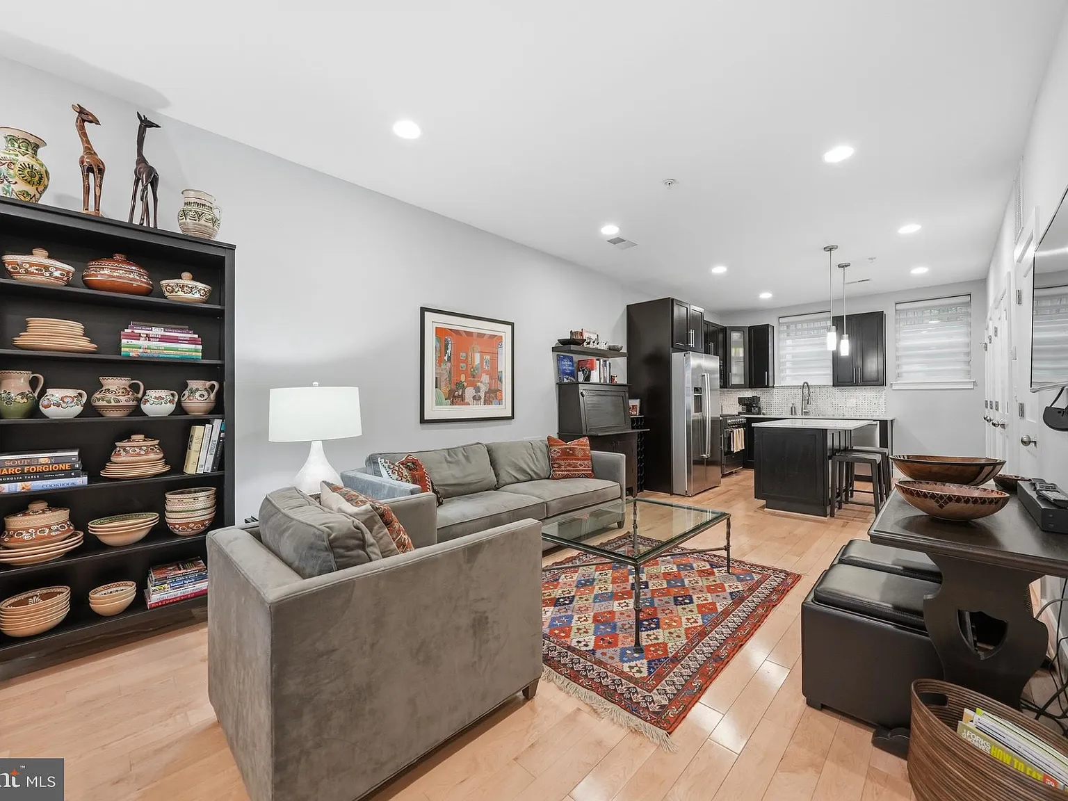 2 bed, 2.5 bath, 987 sqft, $4,000 — Photo 2