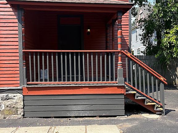 2nd image of 832 W Kalamazoo Ave