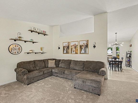 4th image of 700 N Zelmer Dr
