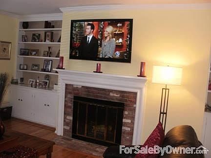 Living room
						:
						Spacious with Hardwood floor , Fireplace and fixed Plasma TV