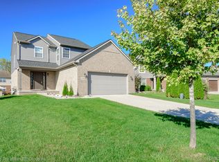 13656 Cambridge Ct, Belleville, MI
