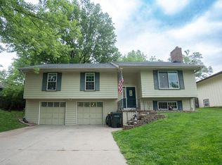 301 Valley Dr, Lansing, KS 66043