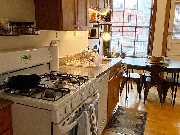 3rd image of 854 W Waveland Ave