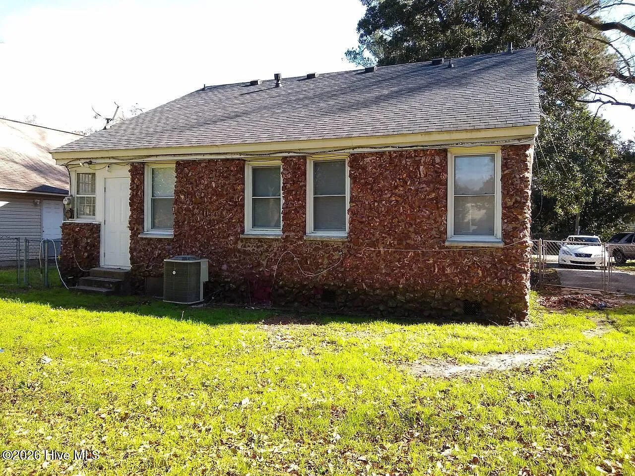 3 bed, 1.0 bath, 1281 sqft, $1,200 — Photo 3