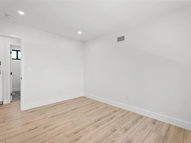 19701 Blythe St — Photo 22