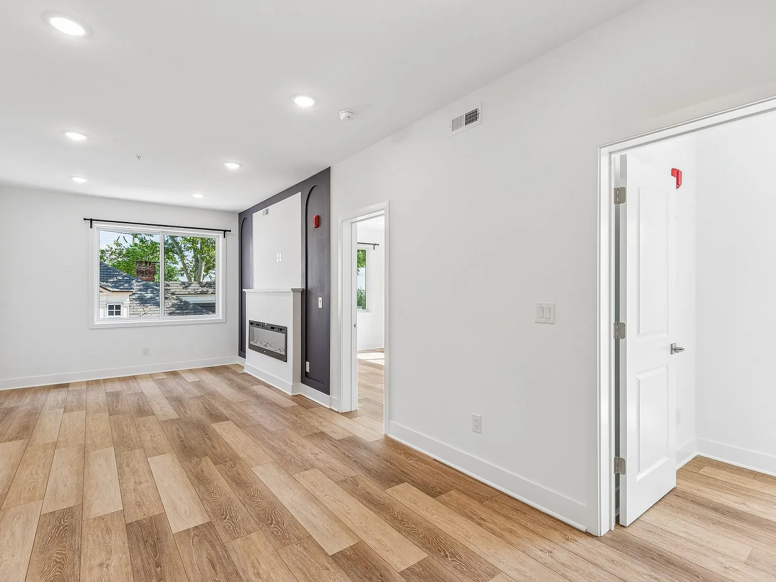 2 bed, 842 sqft, $2,400 — Photo 2