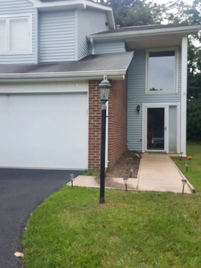 3 Bedroom 2.5 Bath 2 Car Garage Townhouse — Photo 4