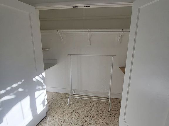 4th image of 600 SW 10th St APT 4