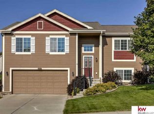 9728 Valley View Dr, La Vista, NE 68128