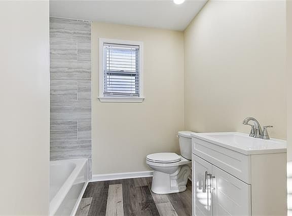 4th image of 2418 Dante St