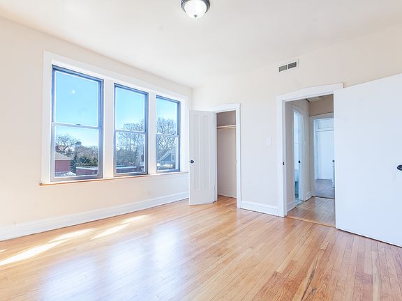 3rd image of 1028 E Hyde Park Blvd APT 3N