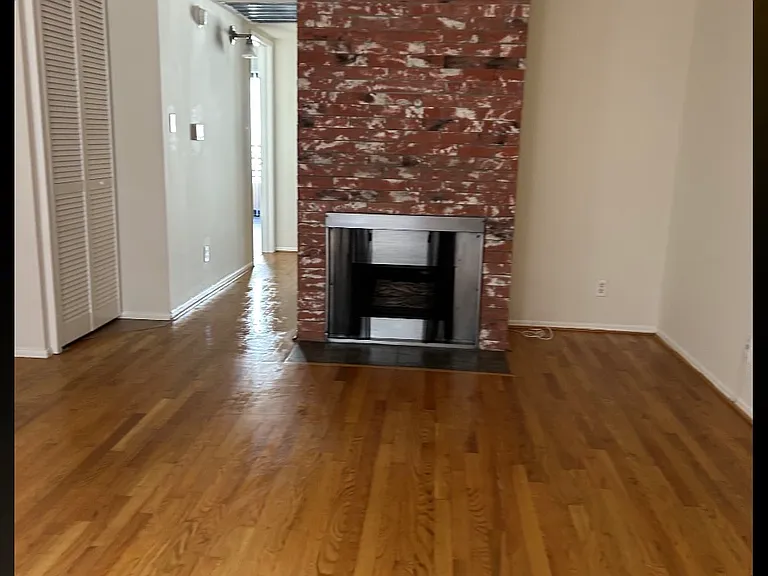 Burton Way Apartments — Photo 32