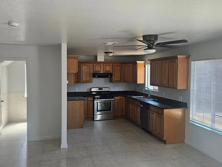 618 E C St — Photo 17