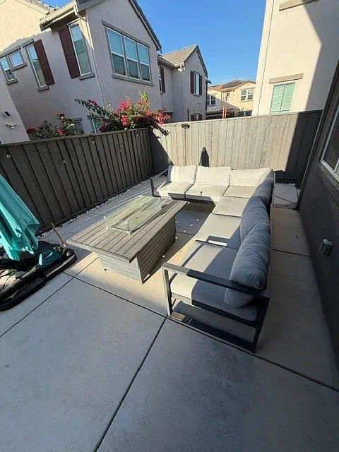 3 bed, 2.5 bath, 1831 sqft, $3,700 — Photo 4