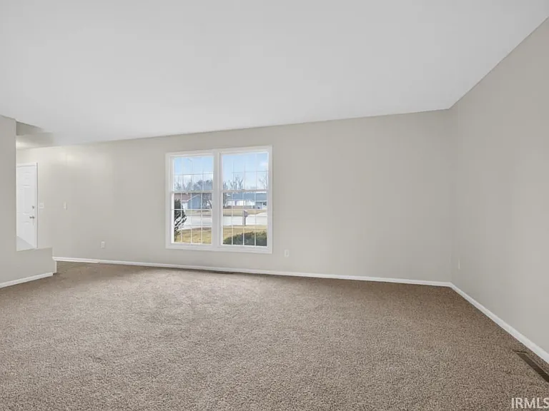 924 E Washington Center Rd — Photo 18