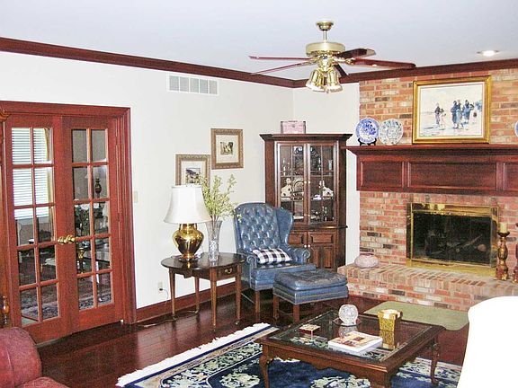 5th image of 3399 Woodview Dr