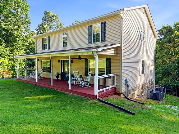 3rd image of 924 Sheila Ct NW