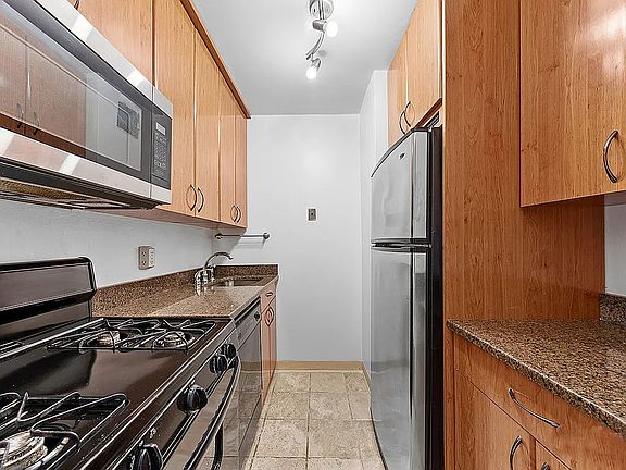 5th image of 301 E 45th St APT 7D