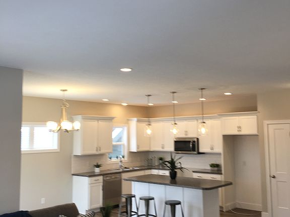 3rd image of 2601 Stockwood Dr NE