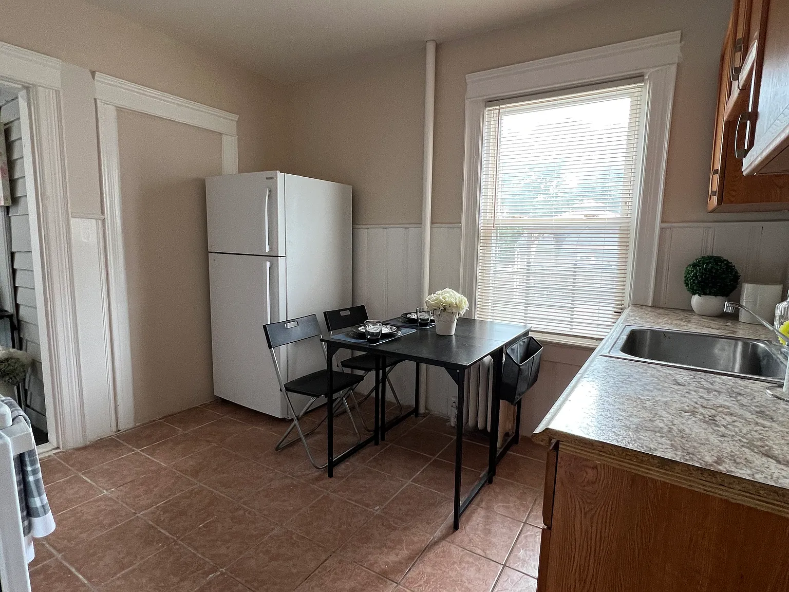 4 bed, 1137 sqft, $4,680 — Photo 2