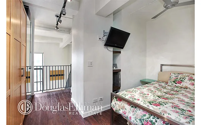 Sold by Douglas Elliman | media 15