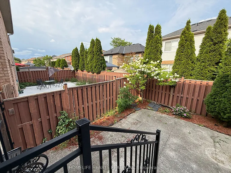 55 Queen Mary Dr — Photo 13