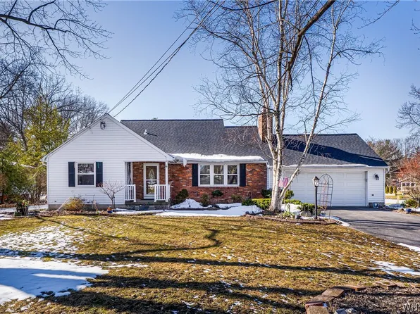 4 Old Orchard Ln, Orchard Park, NY 14127