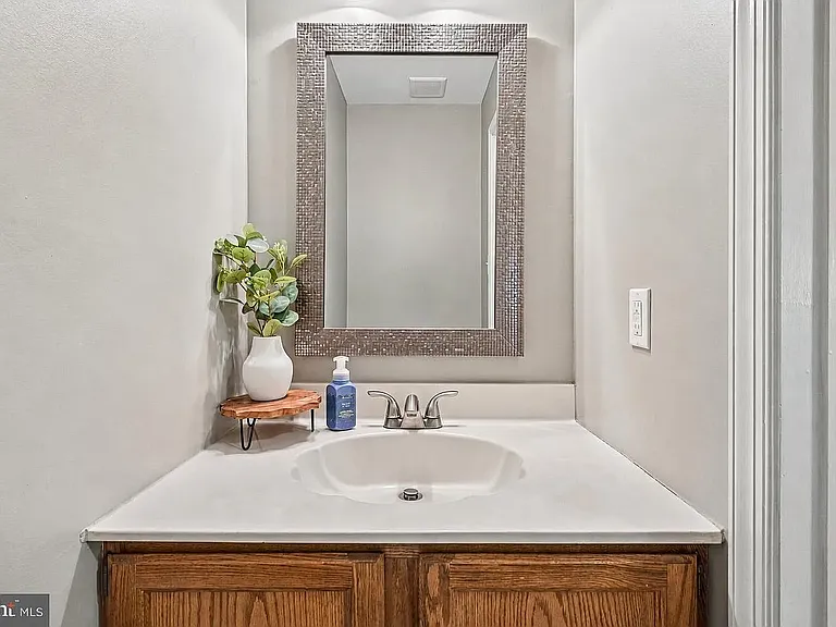 184 Victoria Ct — Photo 8