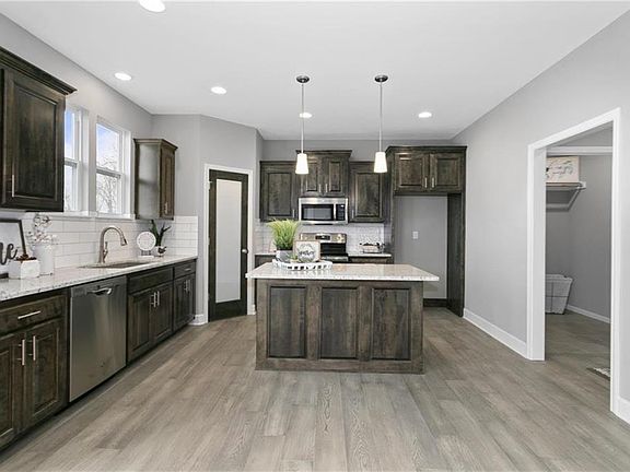 5th image of 808 SW Apple Grove Ct