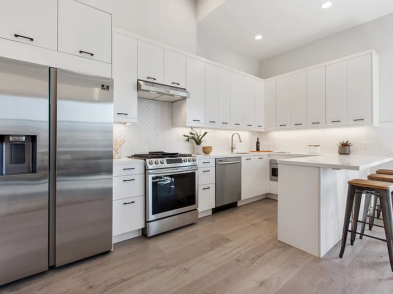 1329 S Van Ness Ave — Photo 22