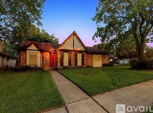 702 Voyager Dr, Houston, TX 77062