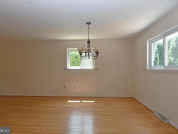 5th image of 942 Mearns Rd