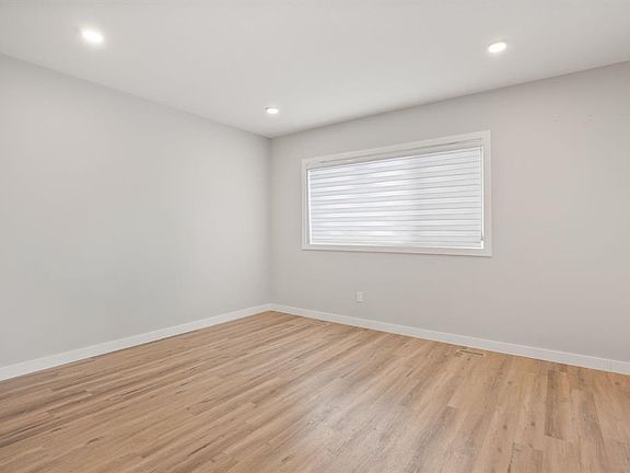 3rd image of 38 E Thayer Close