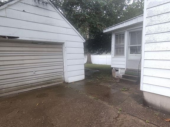 5th image of 827 Kern St