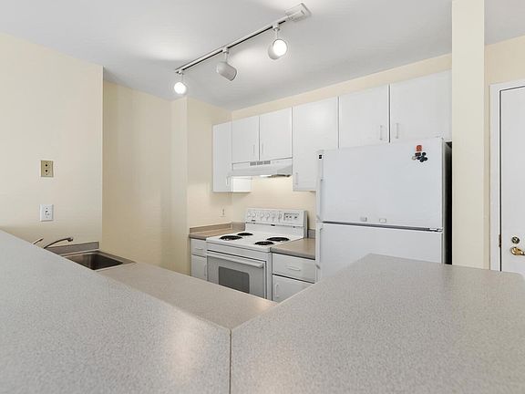 3rd image of 534 Beacon St APT 302