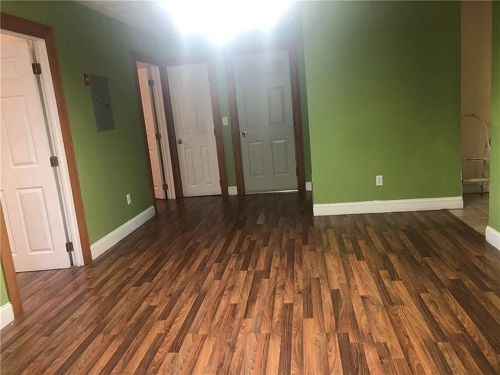 3 bed, 1.0 bath, 1118 sqft, $2,000 — Photo 3