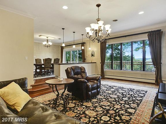 Relaxed living overlooking ever changing views