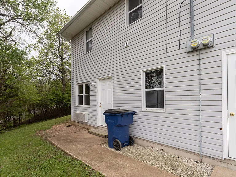 1017 E Benton St — Photo 9